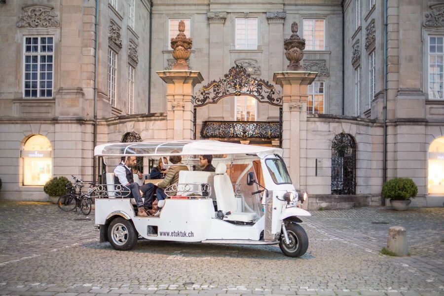 Zurich: Swiss Cheese Fondue & Wine e-Tuk-Tuk City Tour - The fondue and wine stop, where the tour becomes dinner